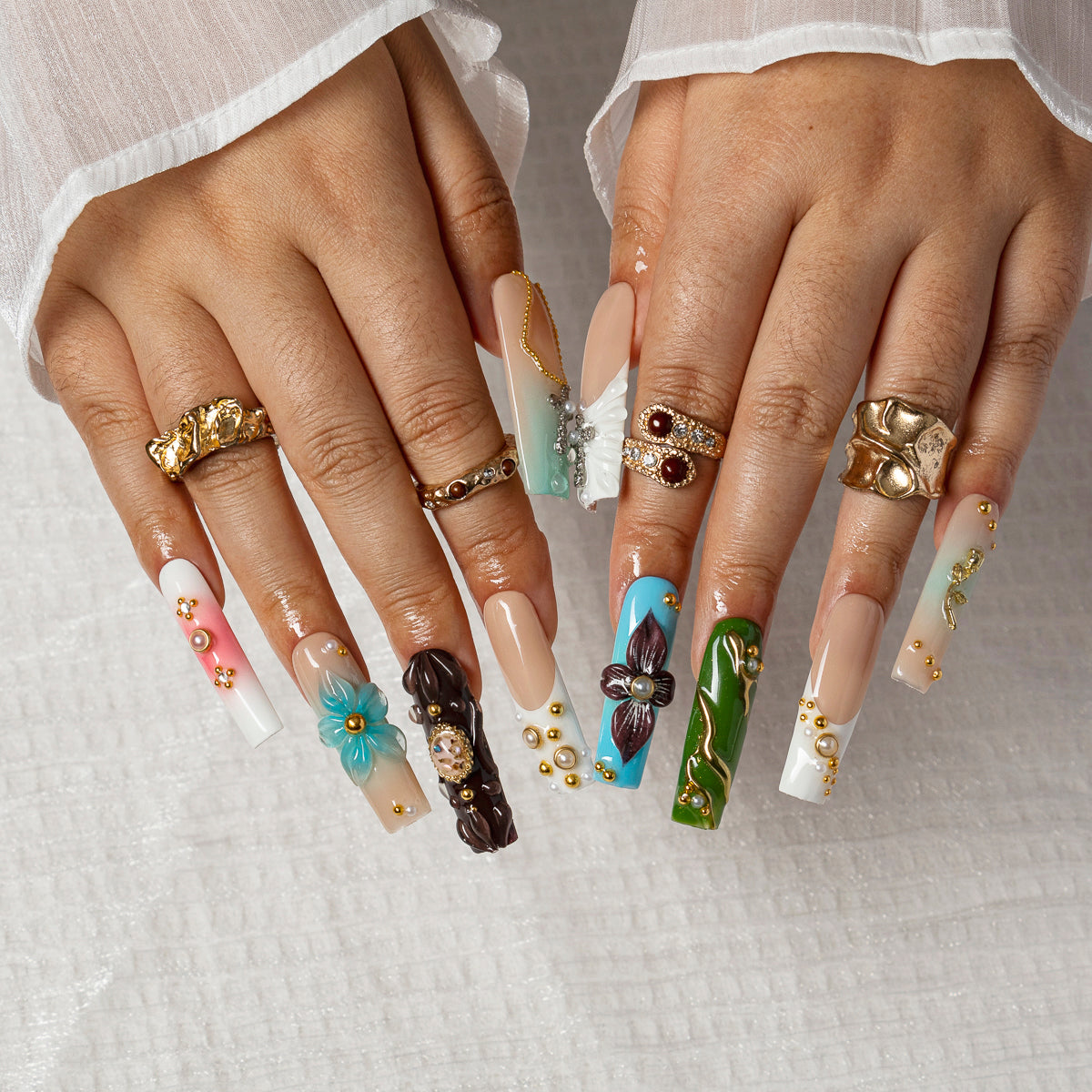 Aqua Heirloom SQLO0027 press-on nails hand model scene view 1