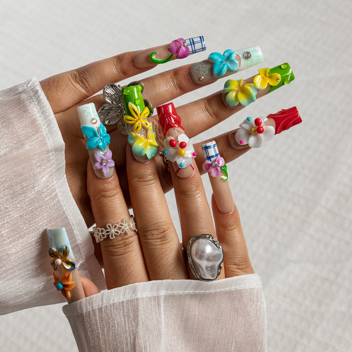 Garden Trinket SQLO0034 press-on nails hand model view 2