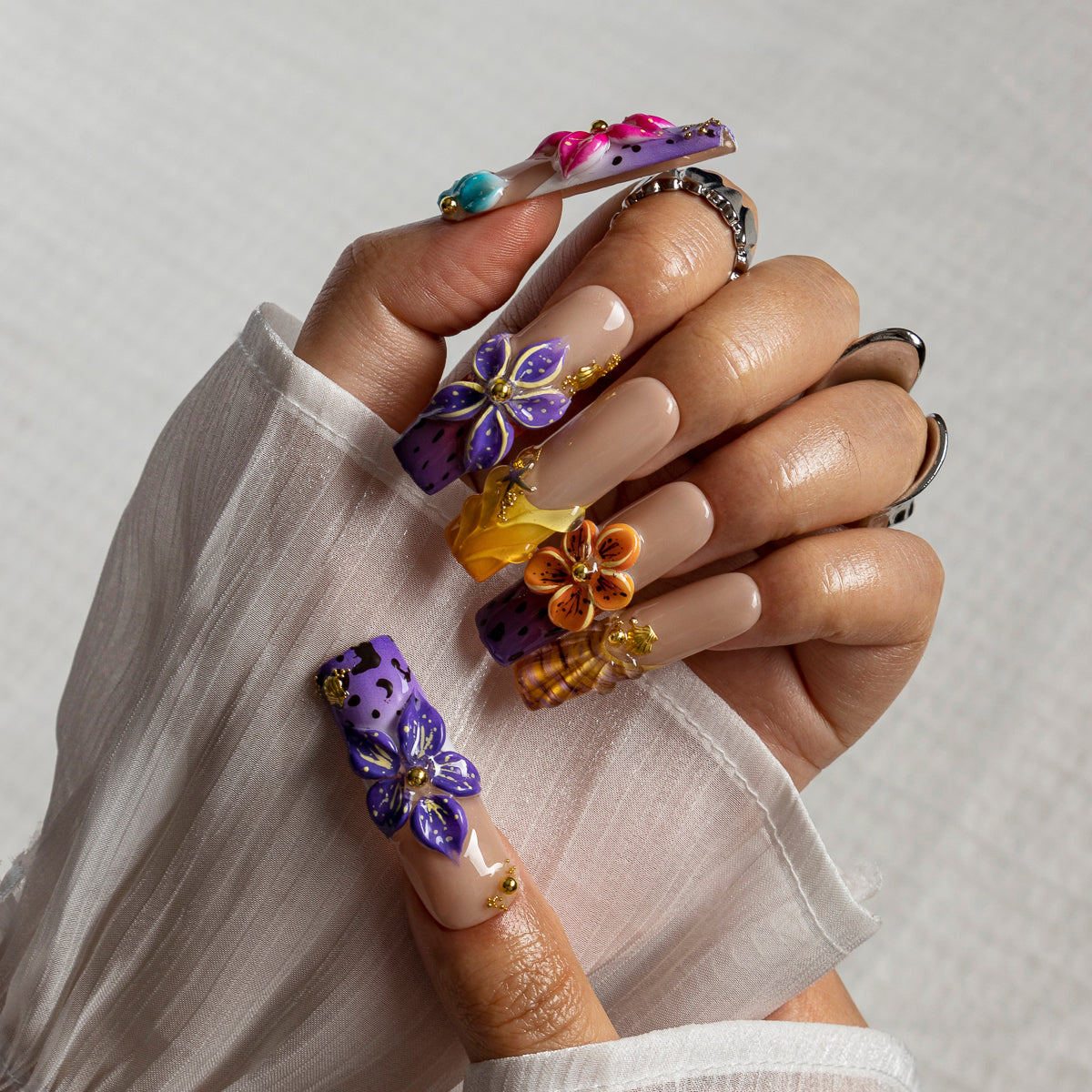Tropical Shell Bloom SQLO0035 press-on nails hand model scene view 1