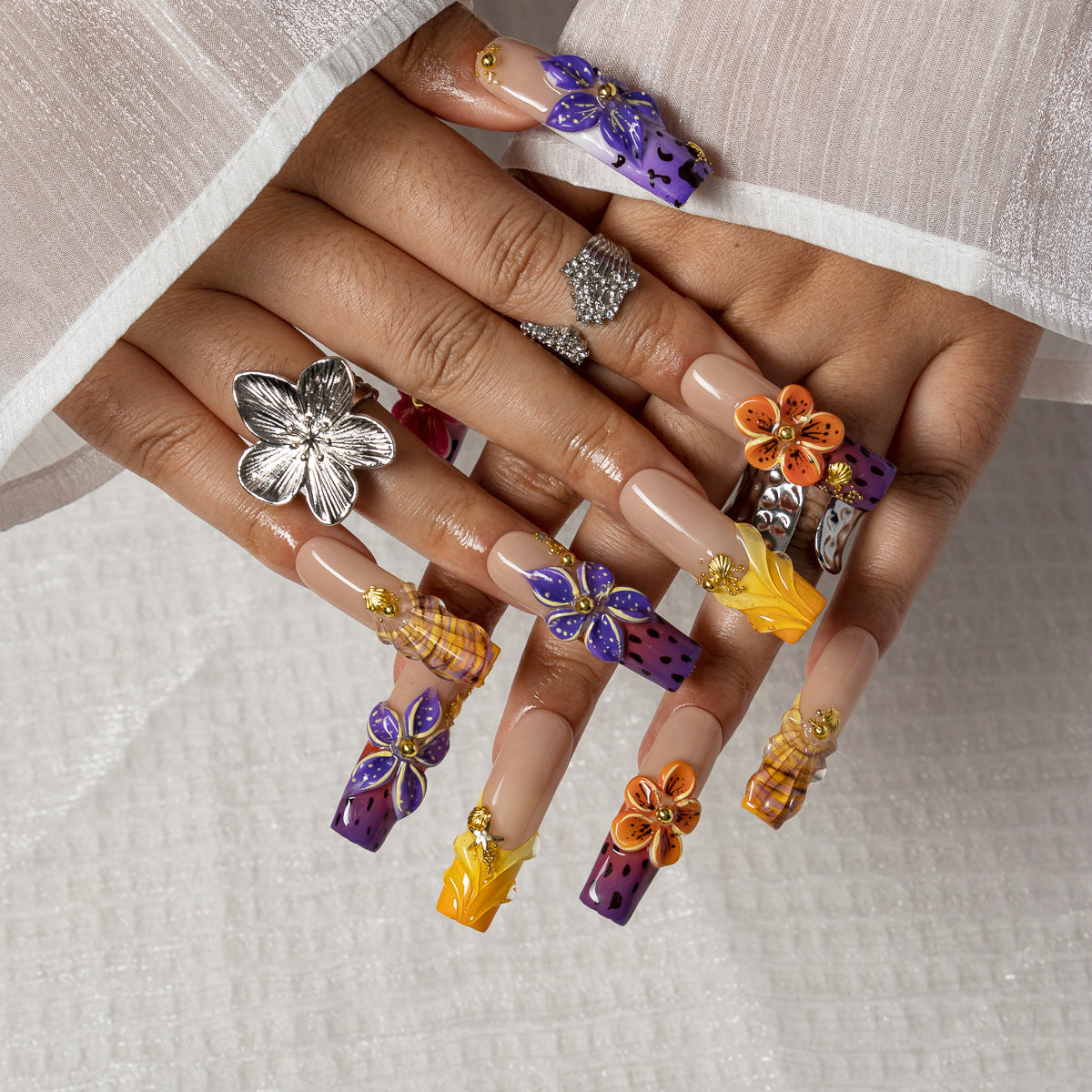 Tropical Shell Bloom SQLO0035 press-on nails hand model scene view 2