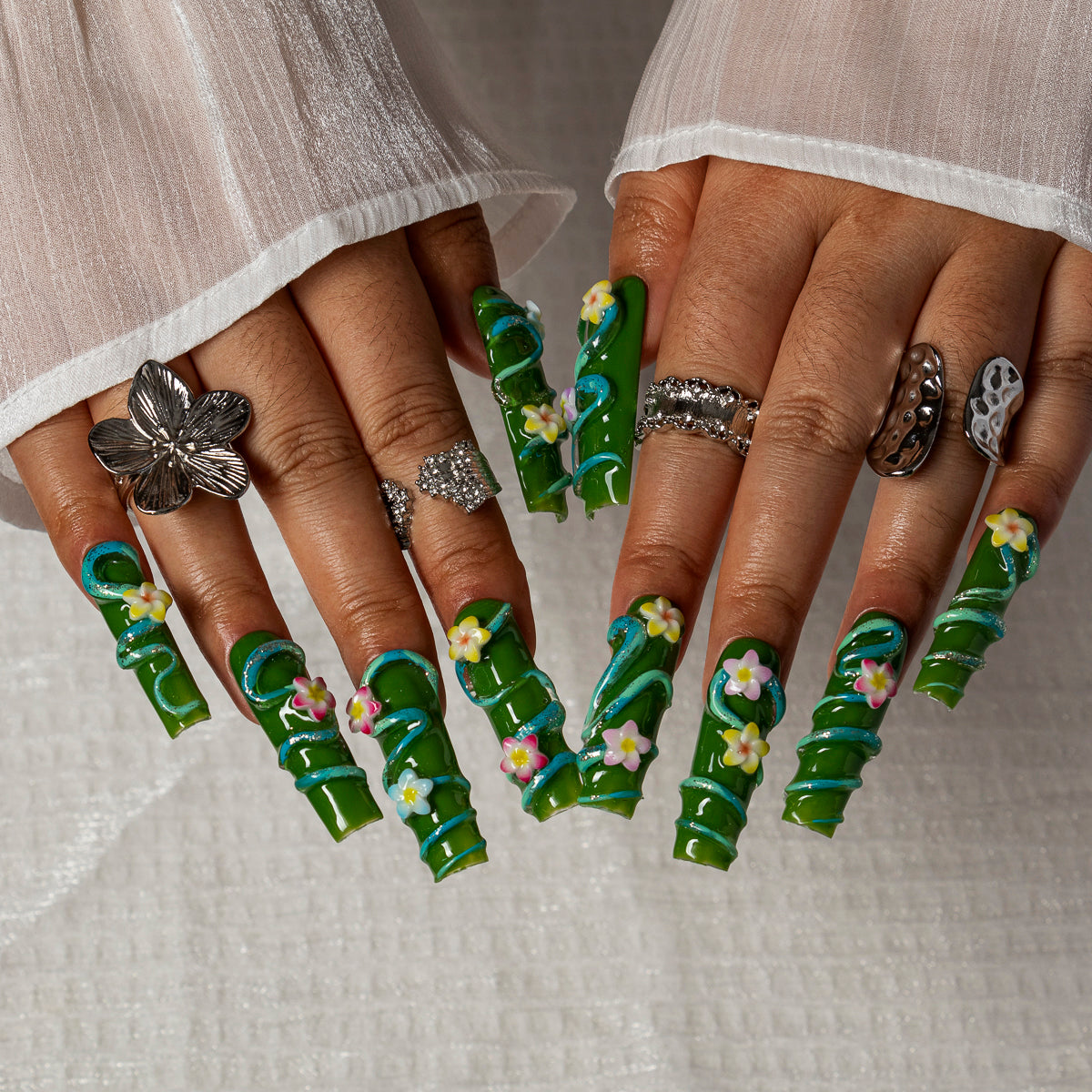 Emerald Vine SQLO0037 press-on nails hand model view 2