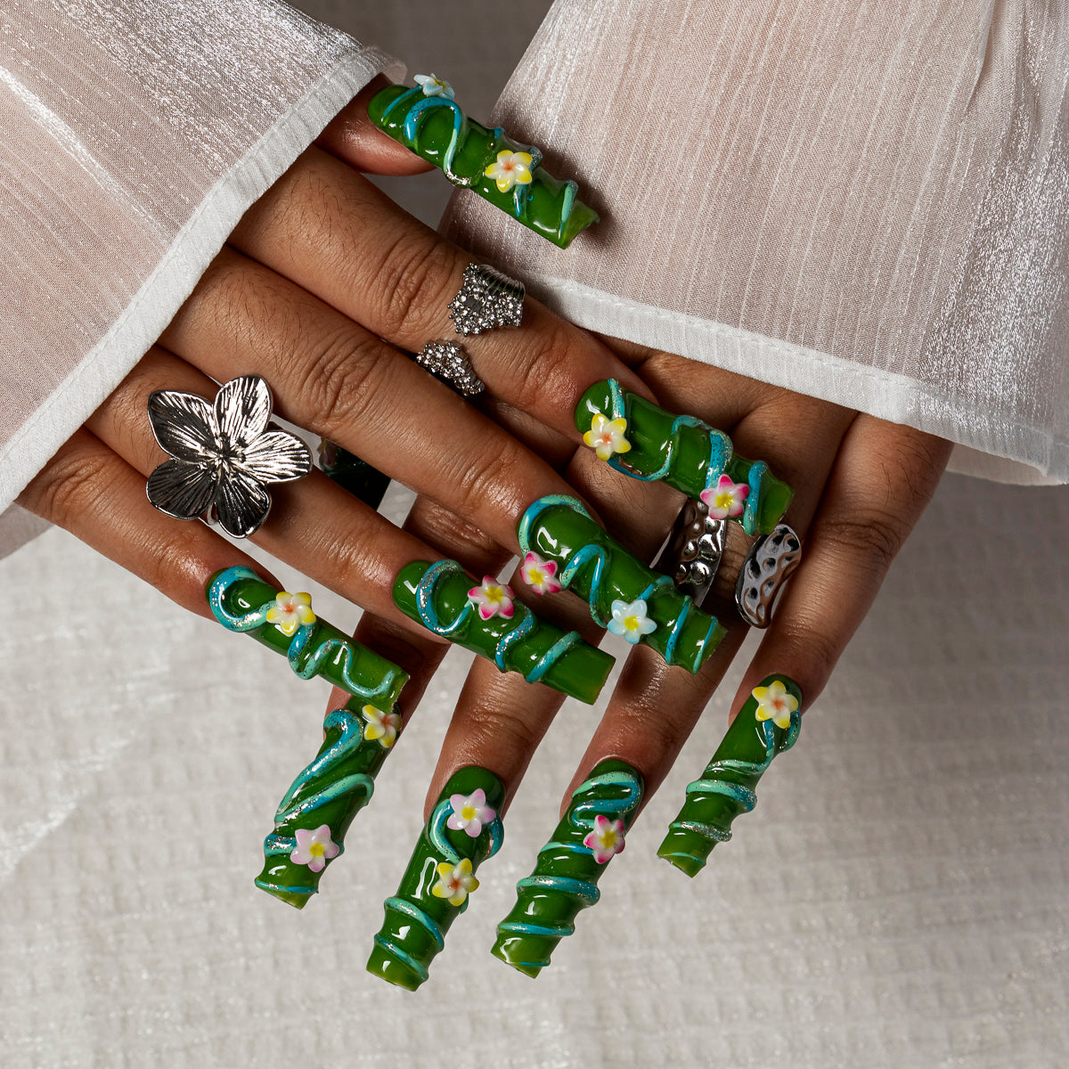 Emerald Vine SQLO0037 press-on nails hand model view 3