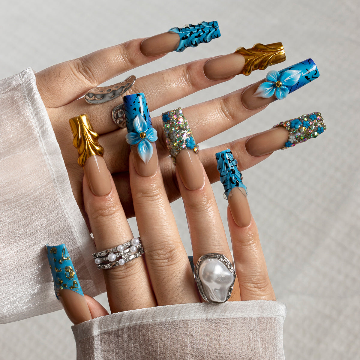 Azure Gild SQLO0039 press-on nails hand model view 1