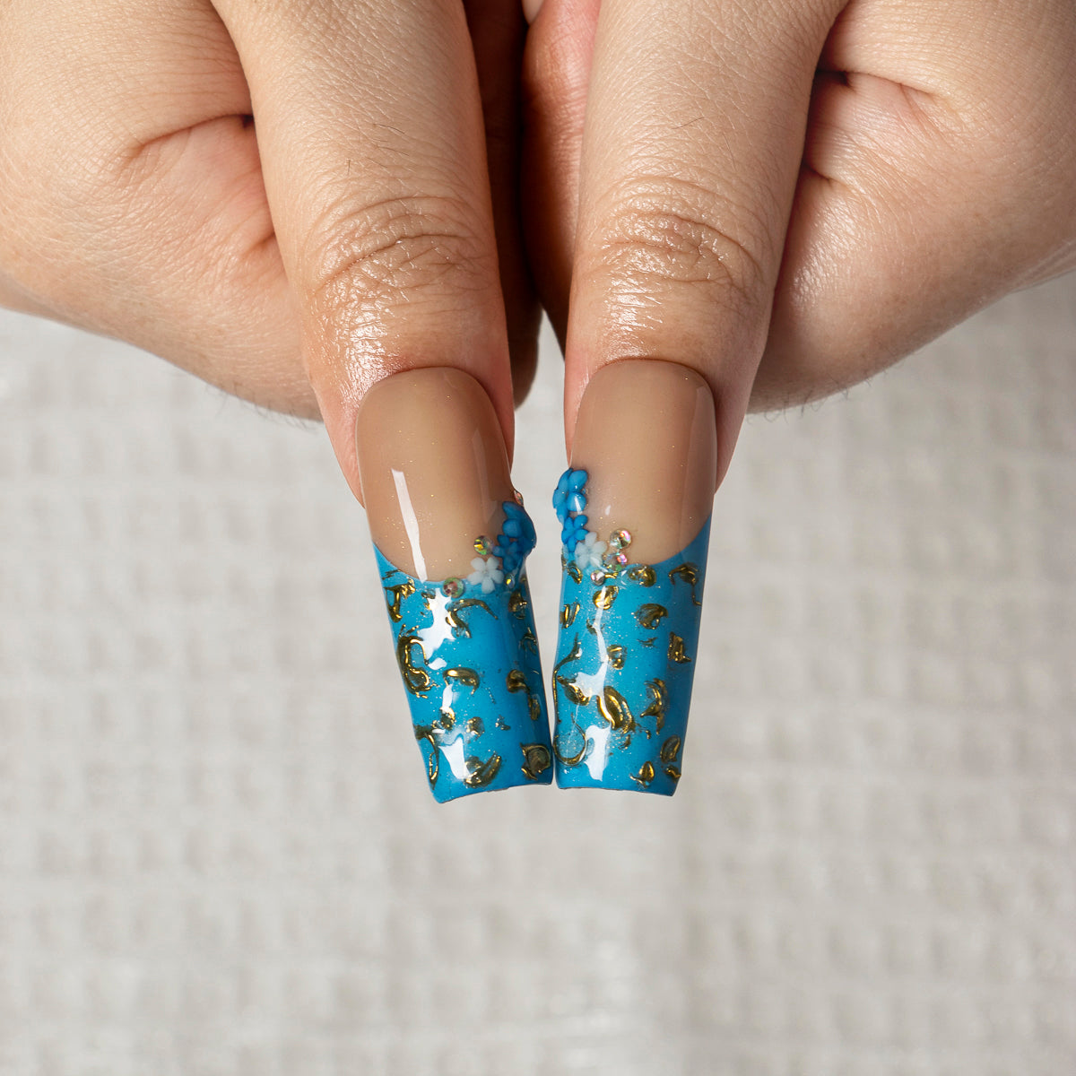 Azure Gild SQLO0039 press-on nails hand model view 3