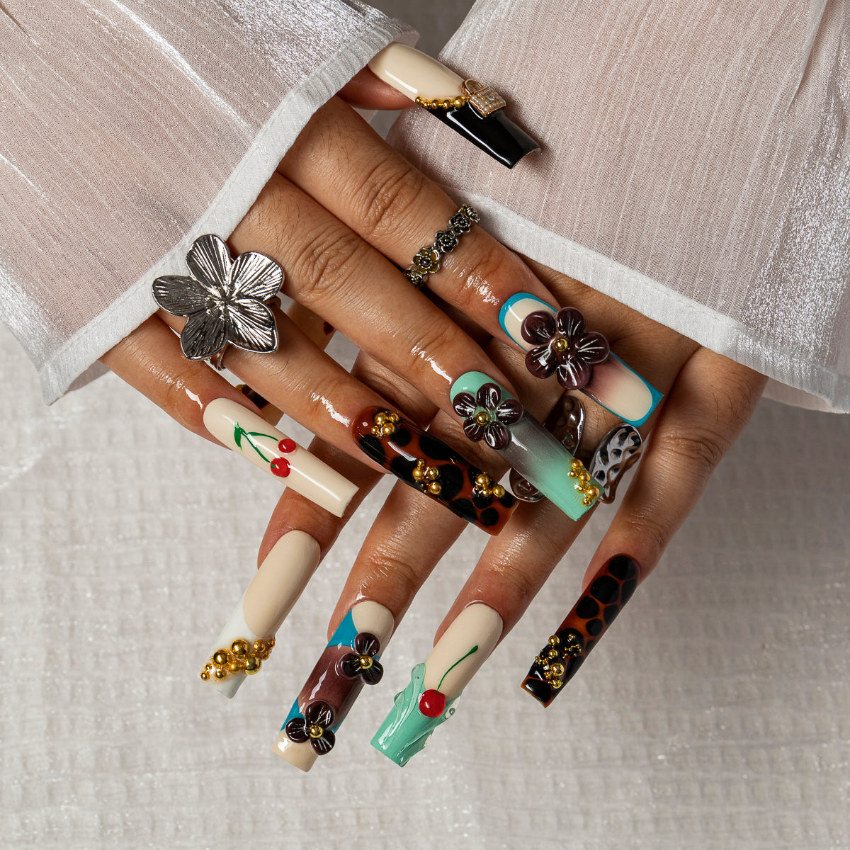 Cherry Noir Garden SQLO0040 press-on nails hand model scene view 2