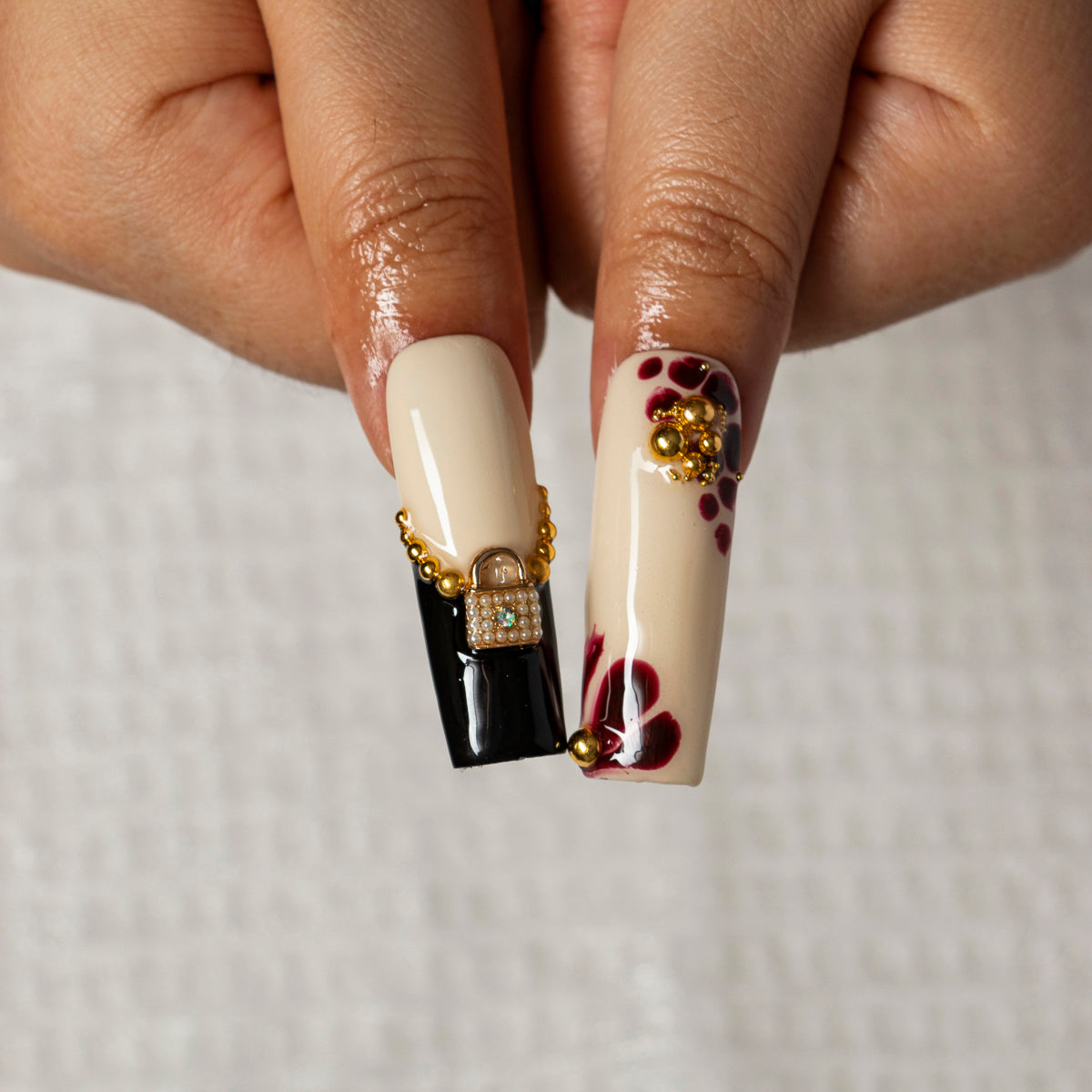 Cherry Noir Garden SQLO0040 press-on nails hand model scene view 3