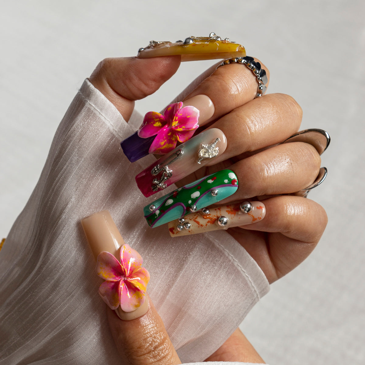 Electric Garden Charm SQLO0041 press-on nails hand model scene view 1