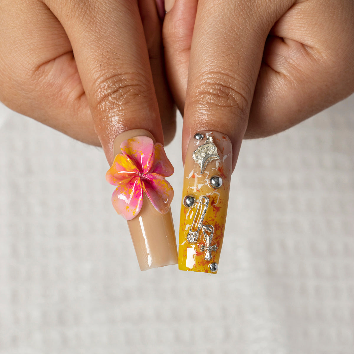 Electric Garden Charm SQLO0041 press-on nails hand model scene view 3