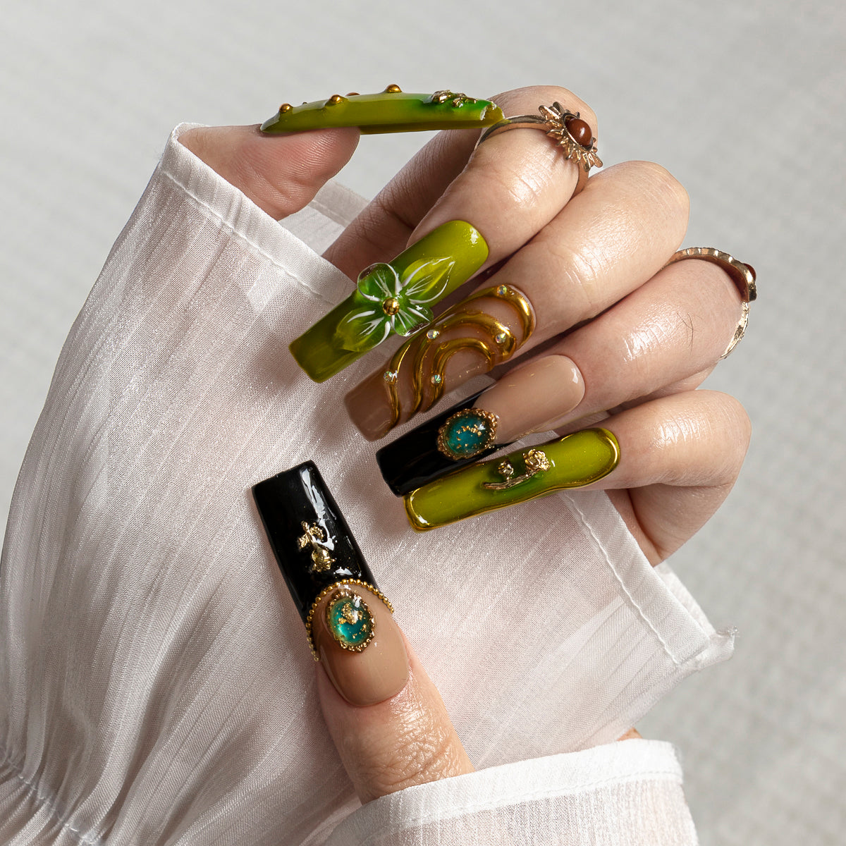 Olive Cameo SQLO0046 press-on nails hand model scene view 1