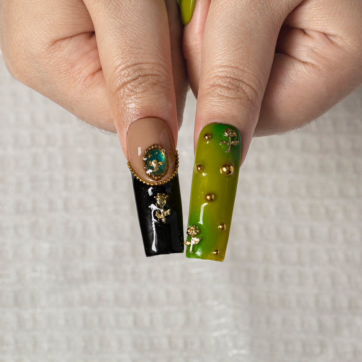 Olive Cameo SQLO0046 press-on nails hand model scene view 3