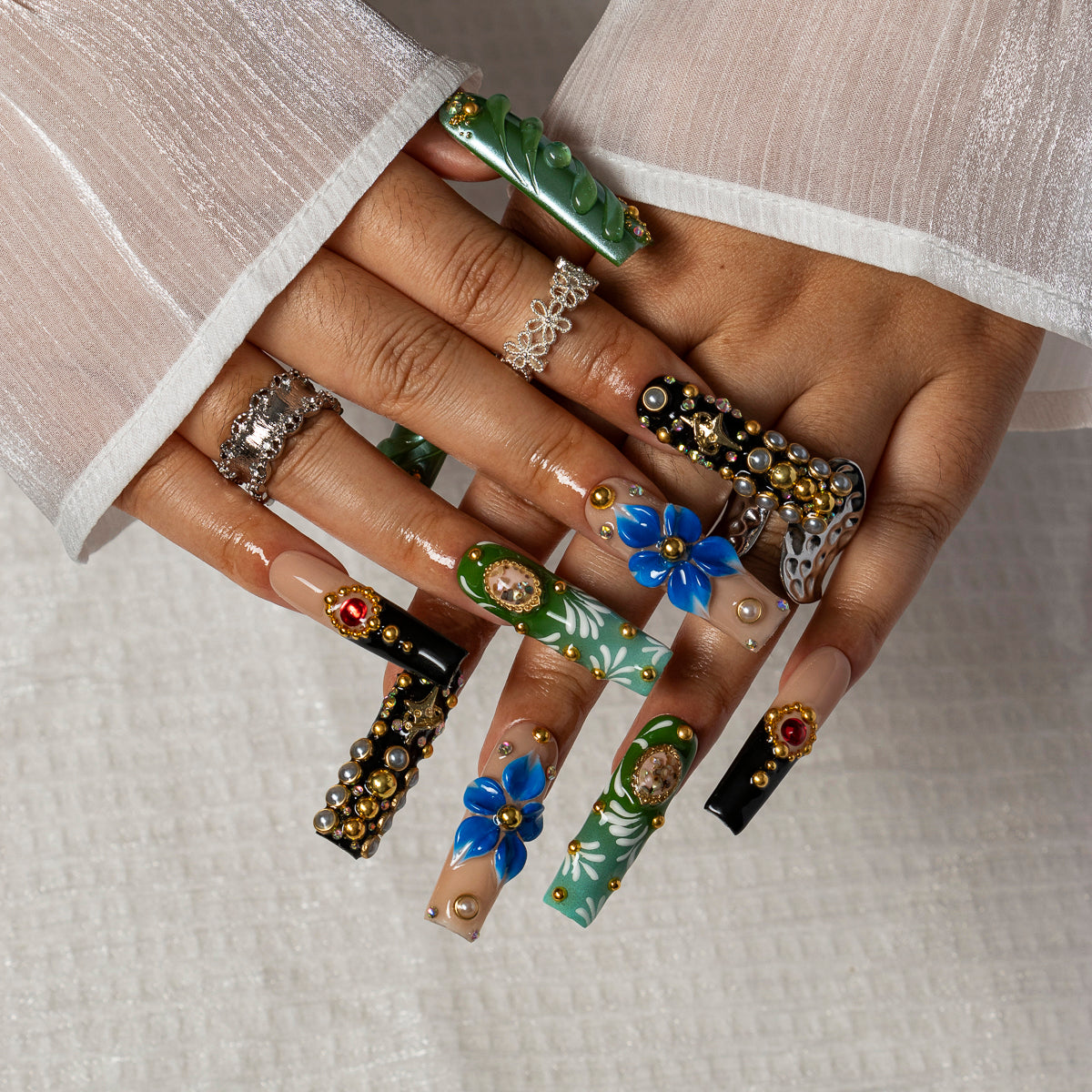 Emerald Sapphire Relic SQLO0047 press-on nails hand model scene view 3