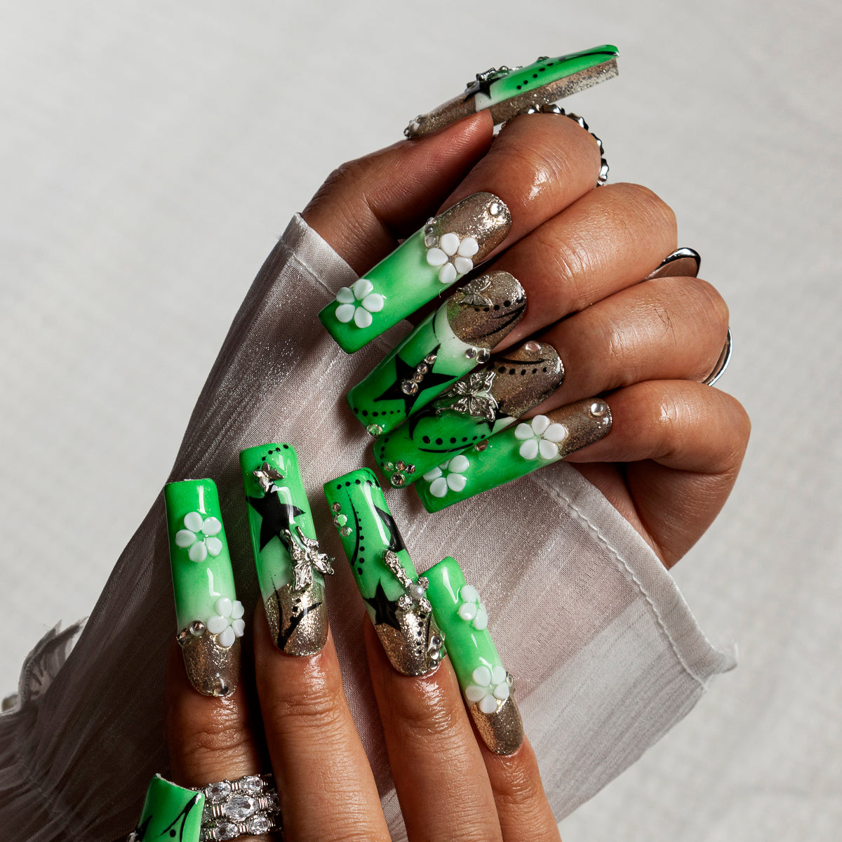 Mint Stardust SQLO0048 press-on nails hand model scene view 1