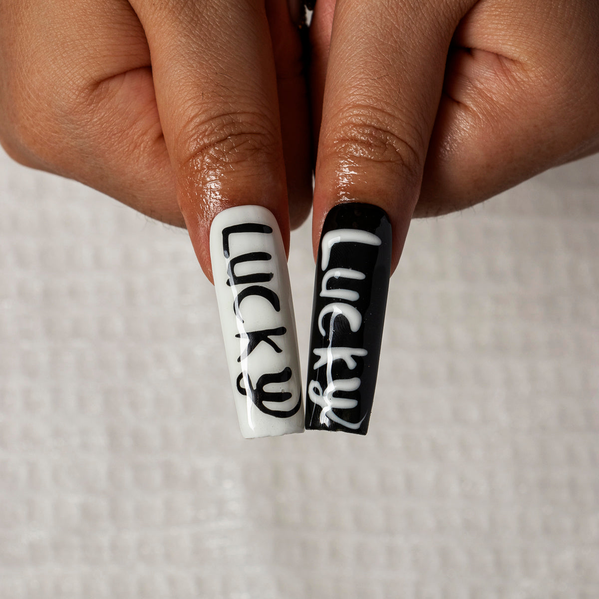 Lucky Noir SQLO0049 press-on nails hand model view 3