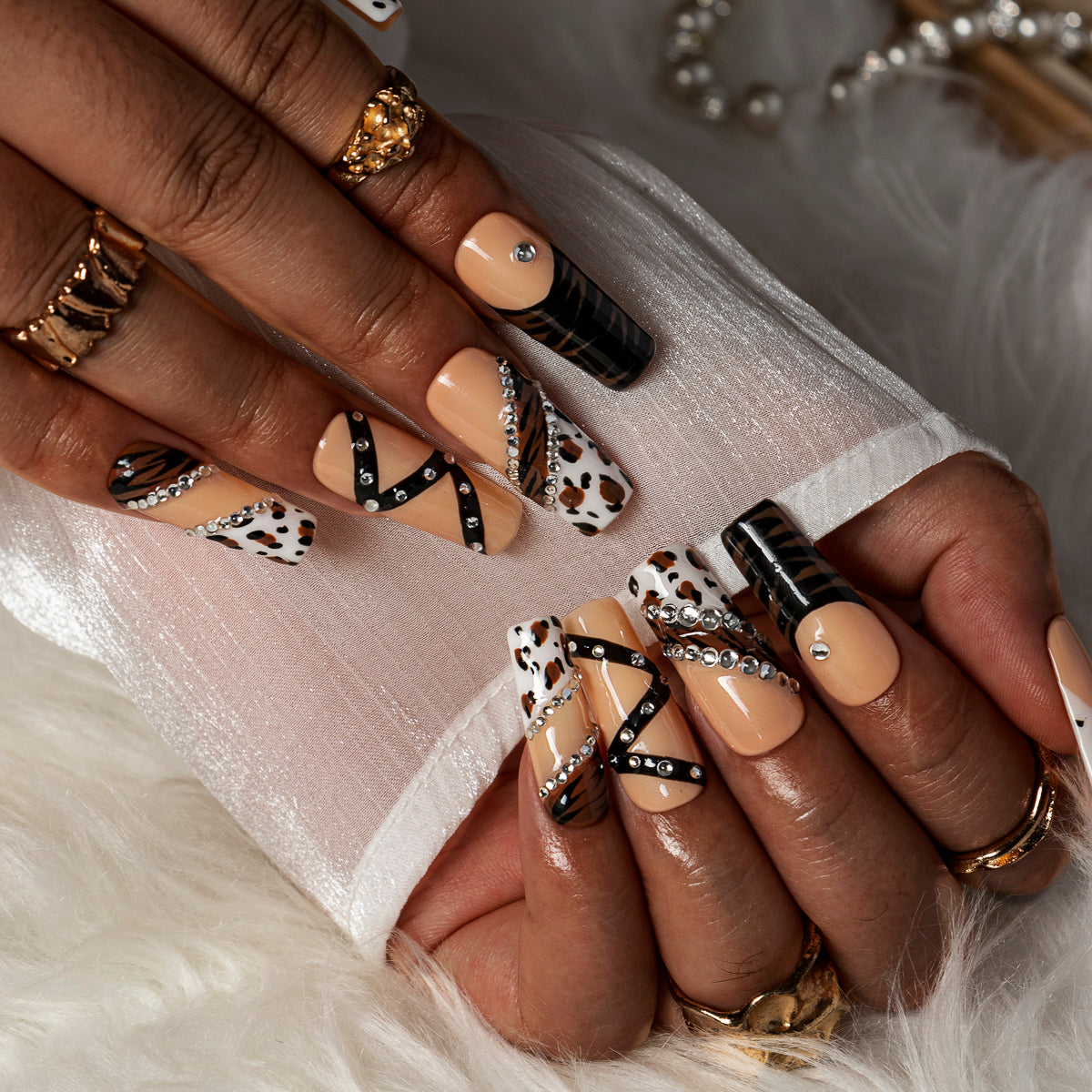 Wild Noir Mix SQME0004 press-on nails hand model scene view 3