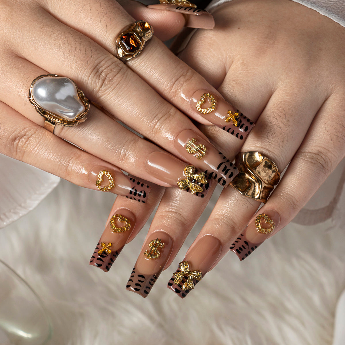 Bronze Relic Charm SQME0011 press-on nails hand model scene view 2