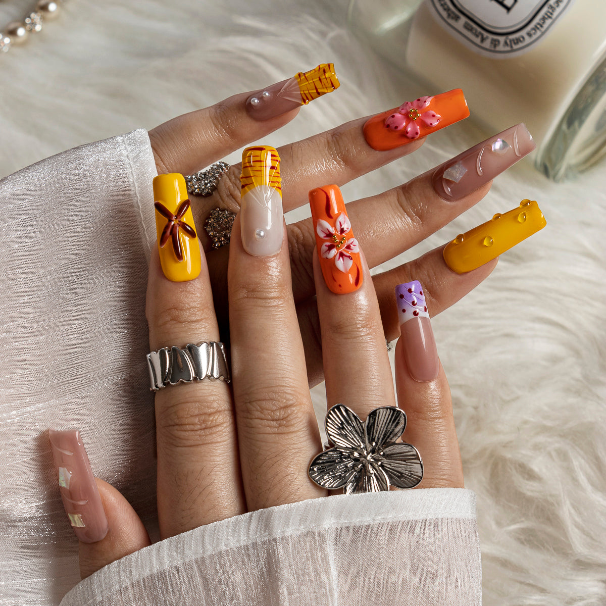 Sunset Daisy Stripe SQME0013 press-on nails hand model scene view 1