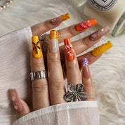 Sunset Daisy Stripe SQME0013 press-on nails hand model scene view 1