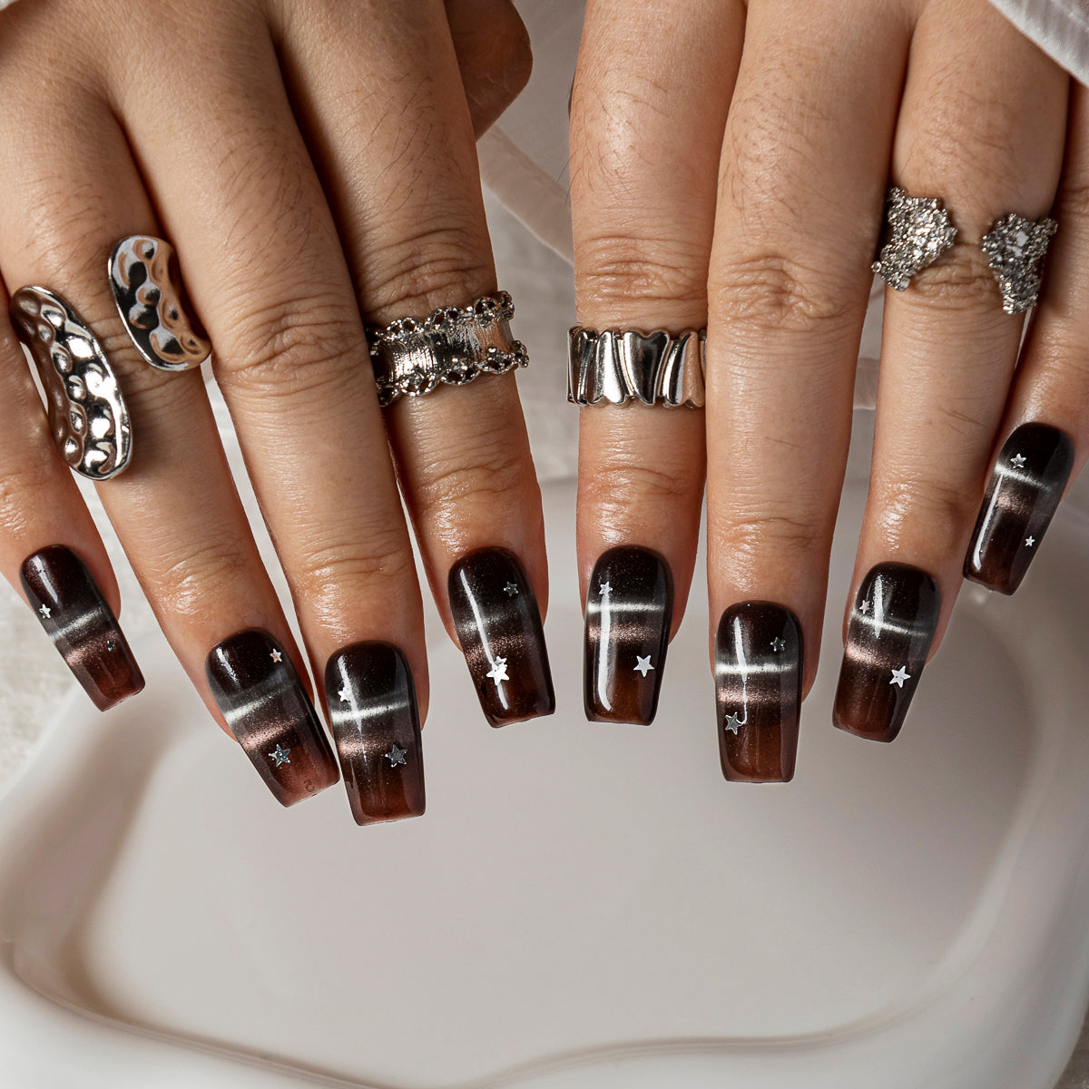 Noir Eclipse Star SQME0020 press-on nails hand model scene view 1