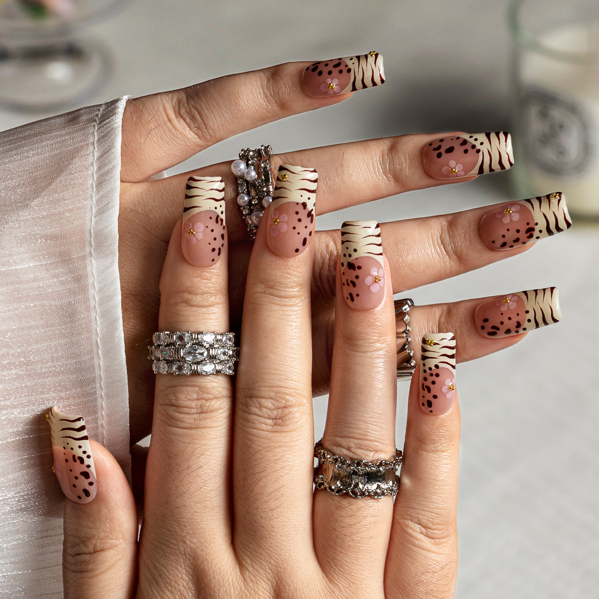 Mocha Zebra Dot SQME0024 press-on nails hand model scene view 1