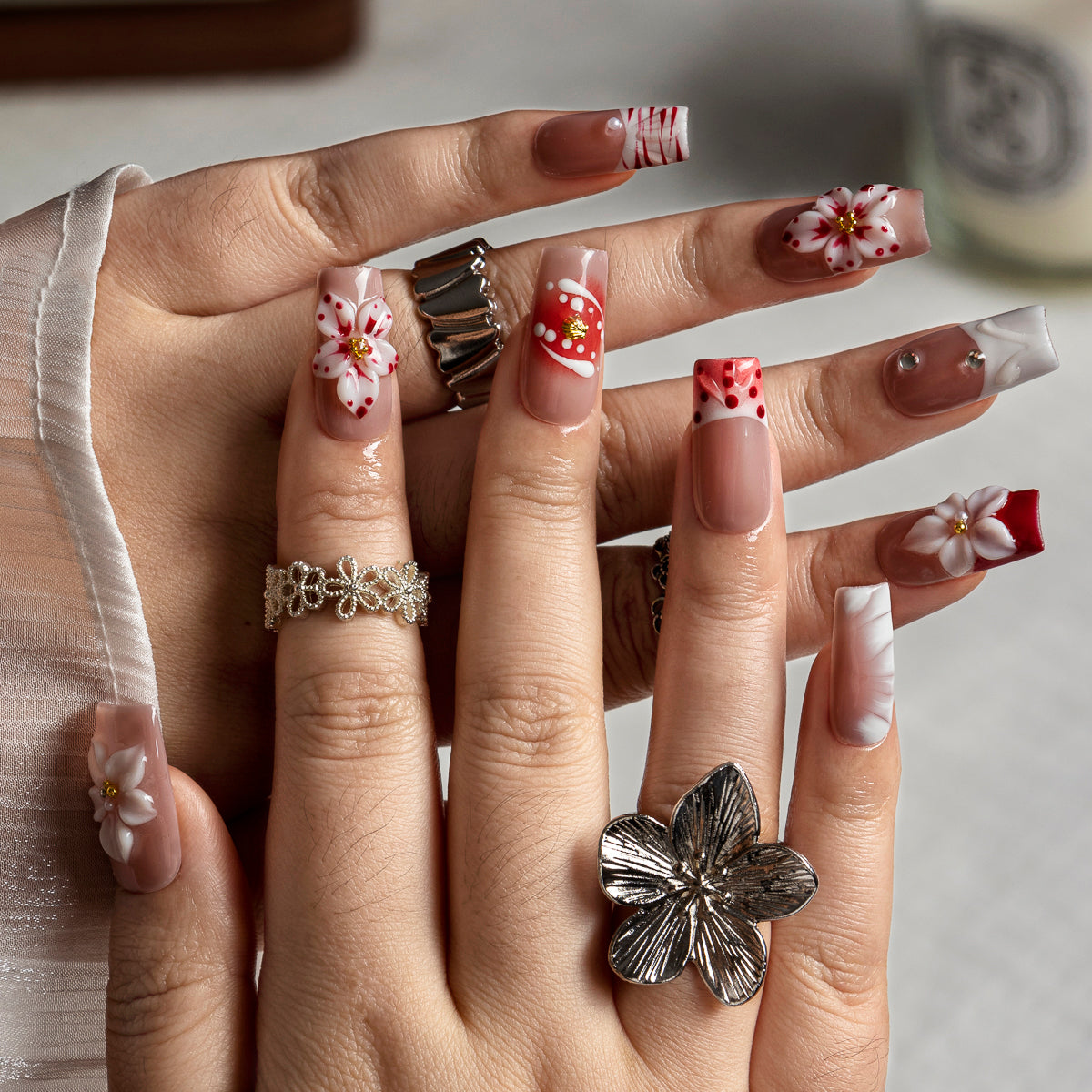 Scarlet Daisy Ribbon SQME0032 press-on nails hand model scene view 1