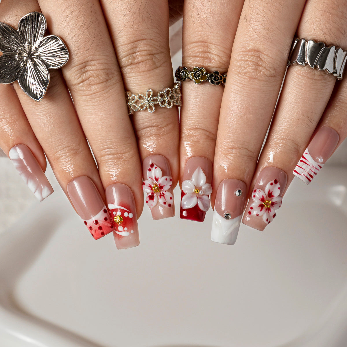 Scarlet Daisy Ribbon SQME0032 press-on nails hand model scene view 2