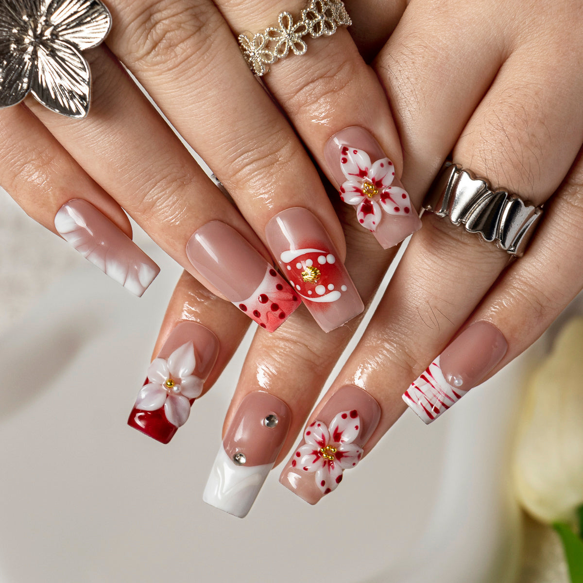 Scarlet Daisy Ribbon SQME0032 press-on nails hand model scene view 3