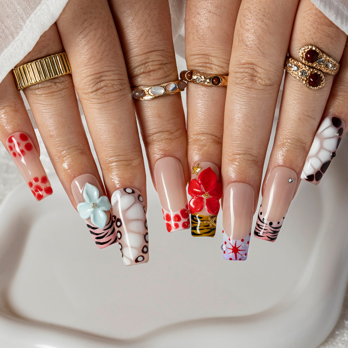 Scarlet Safari Blossom SQME0033 press-on nails hand model scene view 2