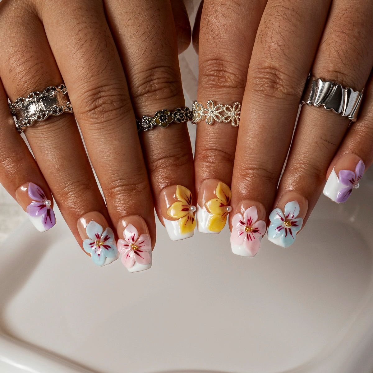 Pastel Garden Petal SQSH0008 press-on nails hand model scene view 1