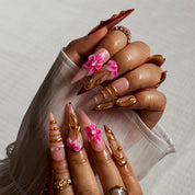 Ruby Gild STLO0013 press-on nails hand model scene view 1