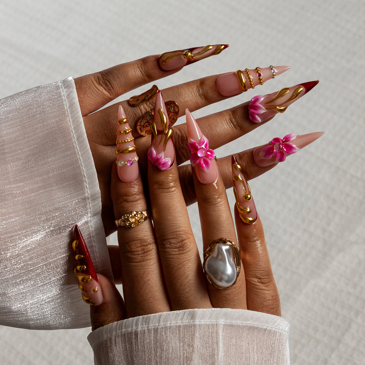 Ruby Gild STLO0013 press-on nails hand model scene view 2