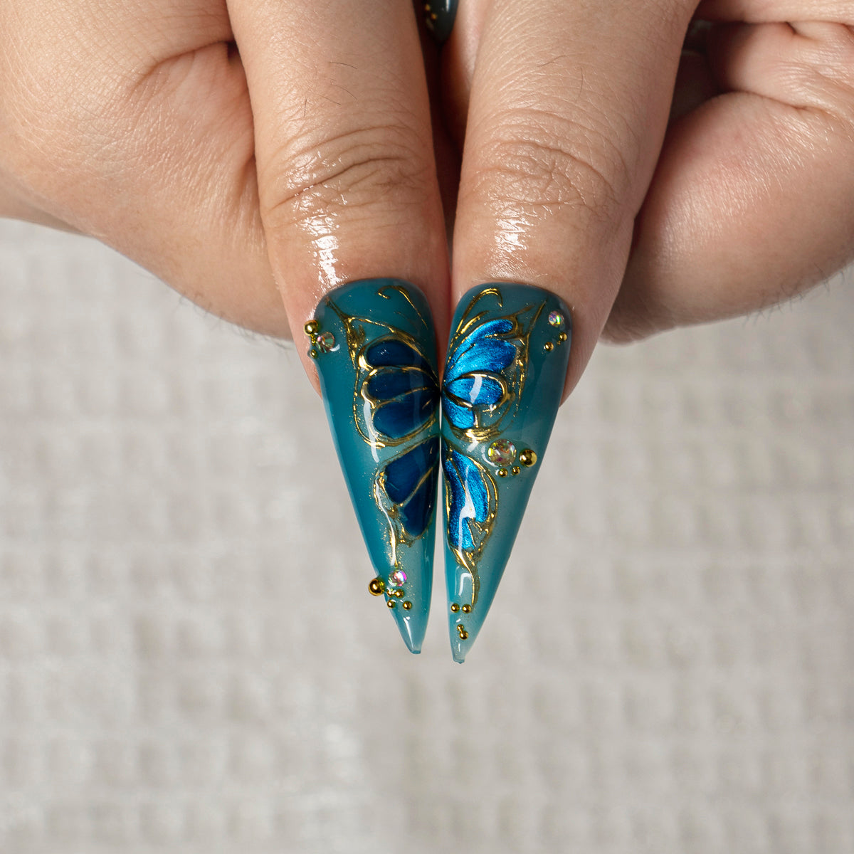 Sapphire Regalia STLO0023 press-on nails hand model scene view 3