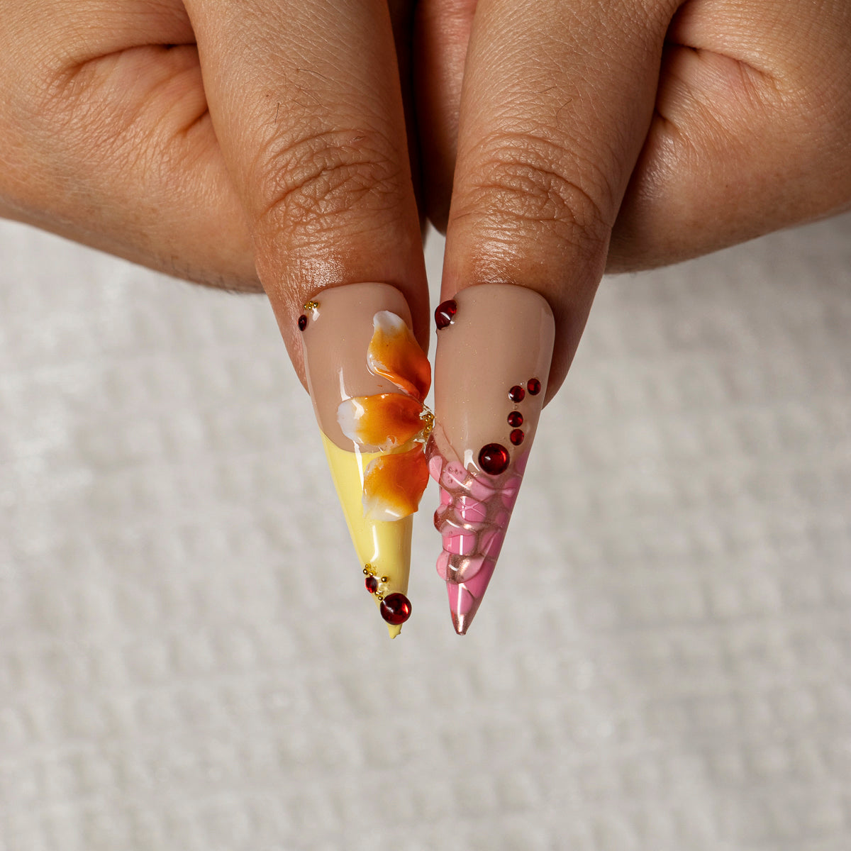 Ladybug Hibiscus STLO0032 press-on nails hand model scene view 3