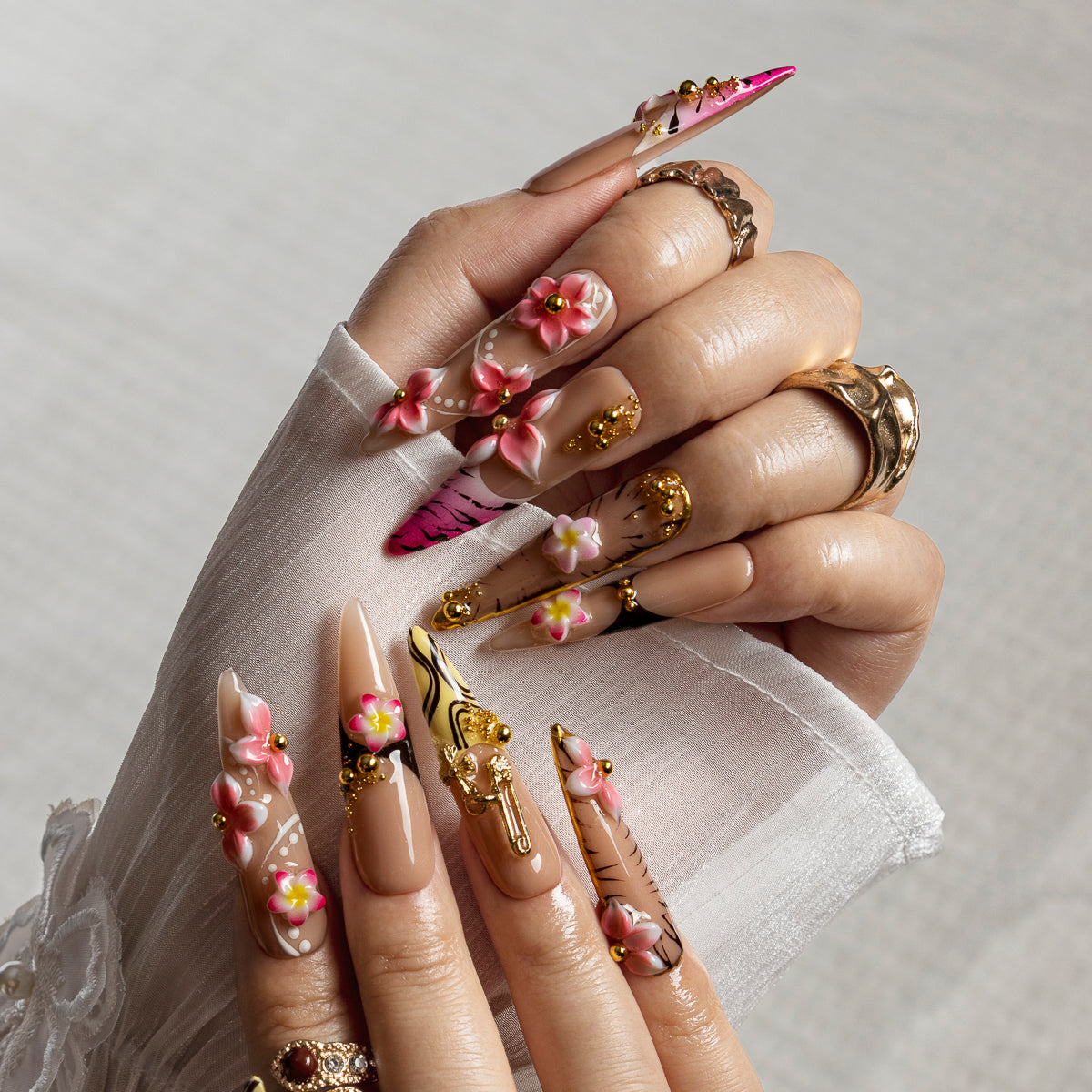 Blush Safari STLO0038 press-on nails hand model view 1