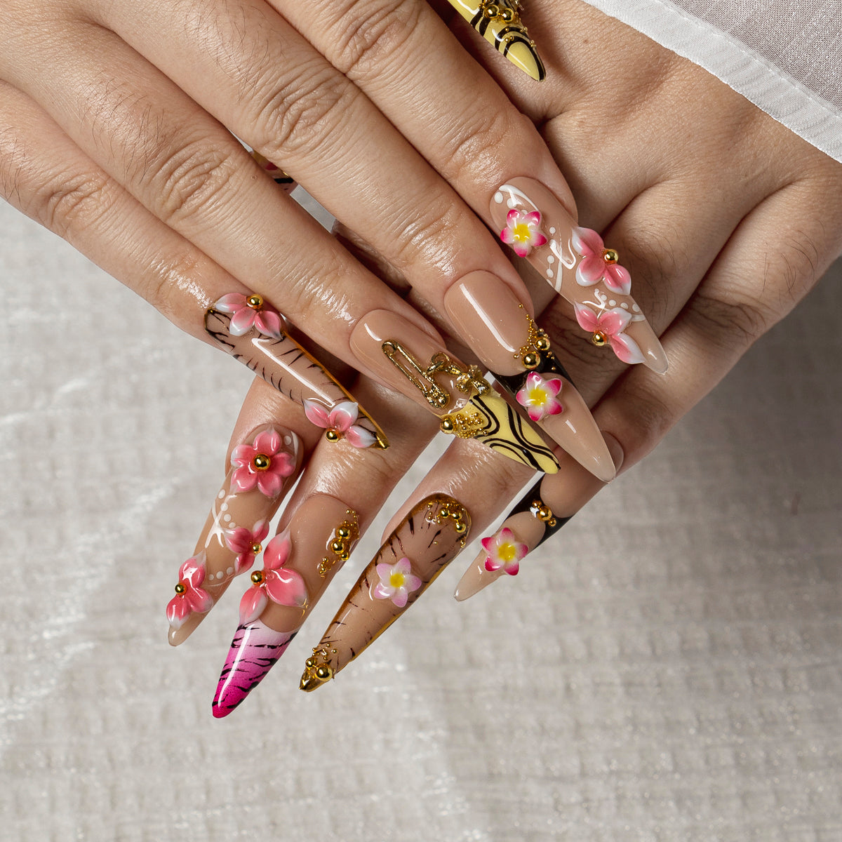 Blush Safari STLO0038 press-on nails hand model view 2