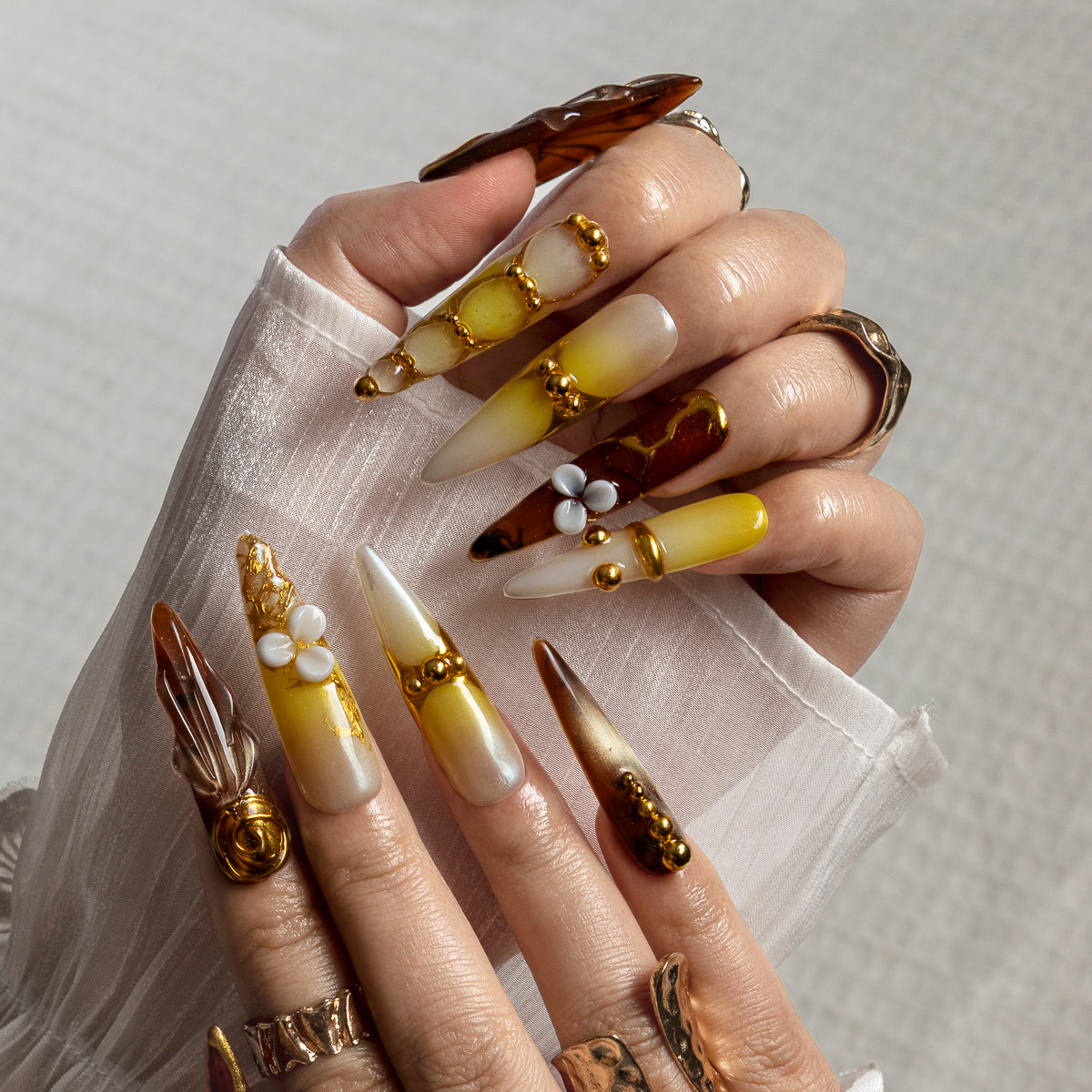 Gilded Shell STLO0041 press-on nails hand model scene view 1