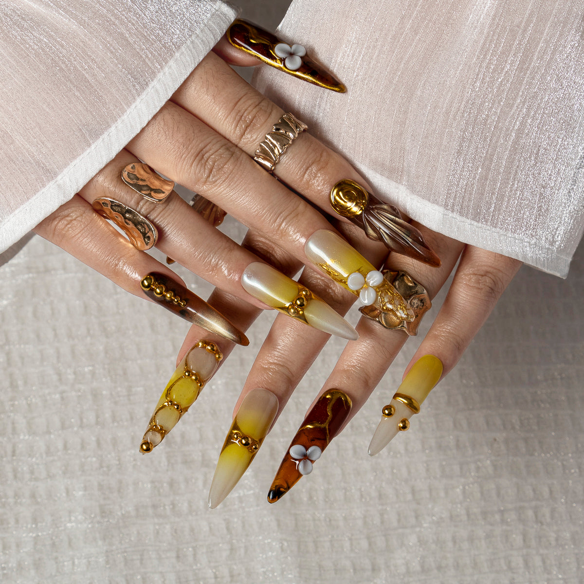 Gilded Shell STLO0041 press-on nails hand model scene view 2
