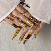 Gilded Shell STLO0041 press-on nails hand model scene view 2