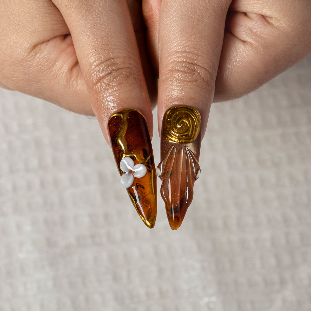 Gilded Shell STLO0041 press-on nails hand model scene view 3