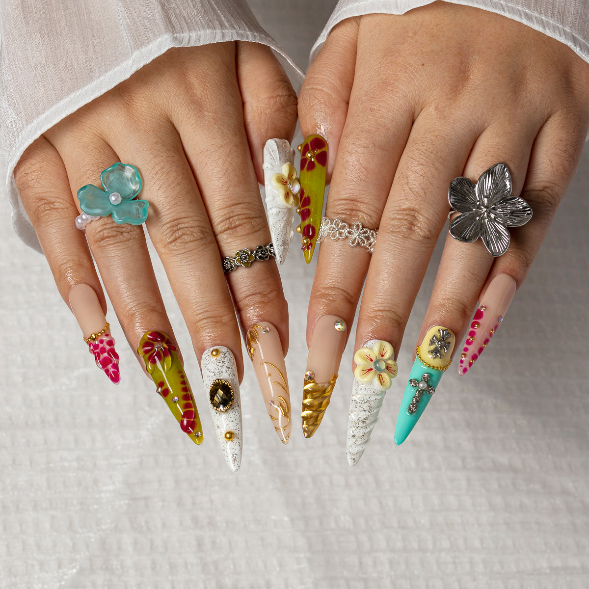 Meadow Relic STLO0042 press-on nails hand model scene view 1