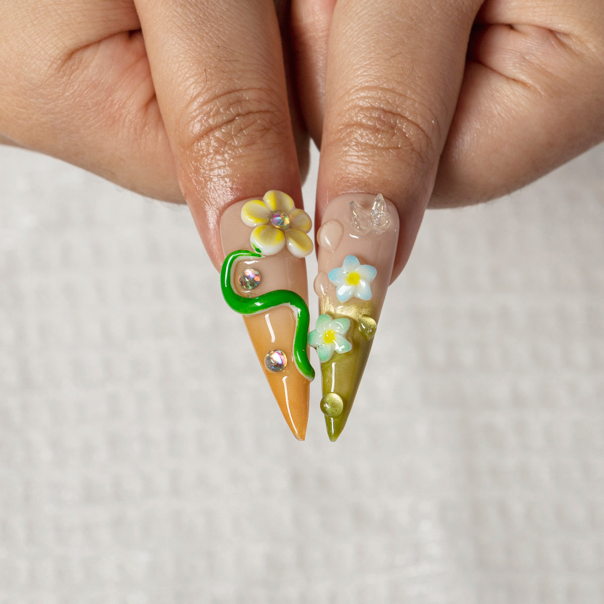 Clover Meadow STLO0048 press-on nails hand model view 3