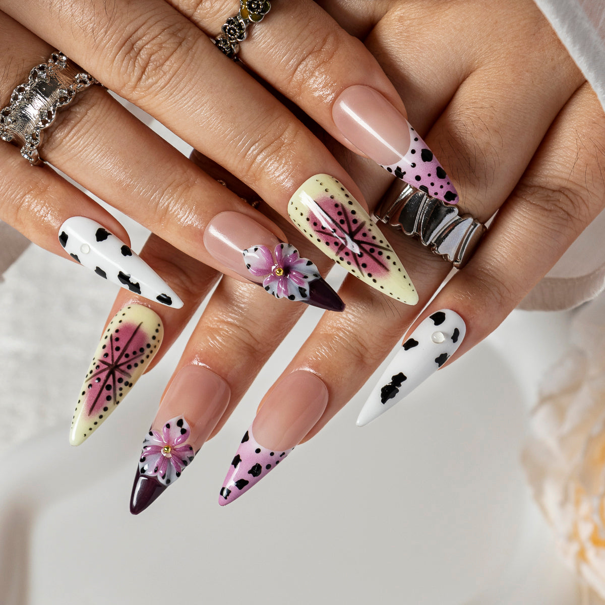 Leopard Orchid Fade STME0018 press-on nails hand model scene view 2