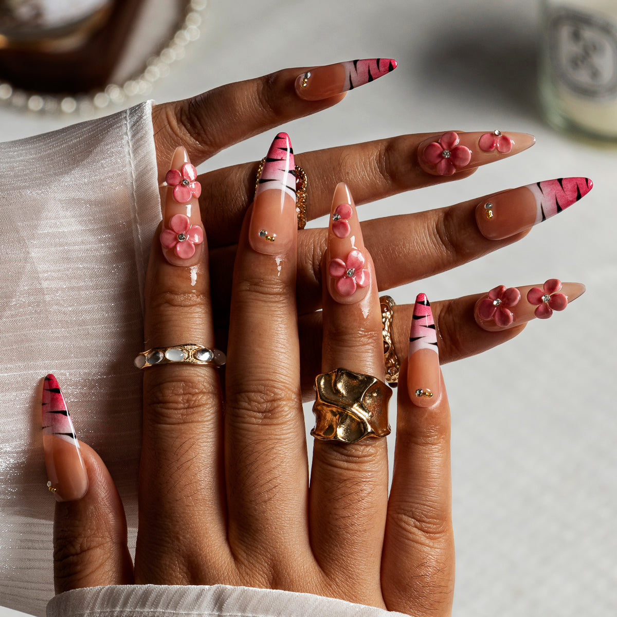 Rosy Zebra Bloom STME0021 press-on nails hand model scene view 1