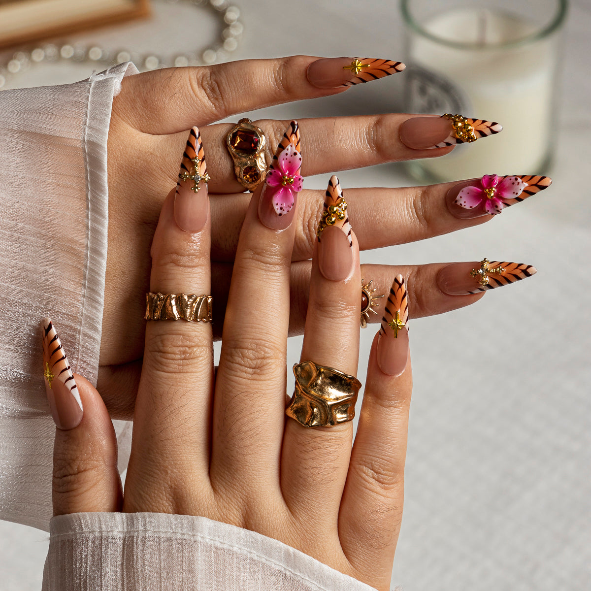 Safari Hibiscus Bloom STME0025 press-on nails hand model scene view 1