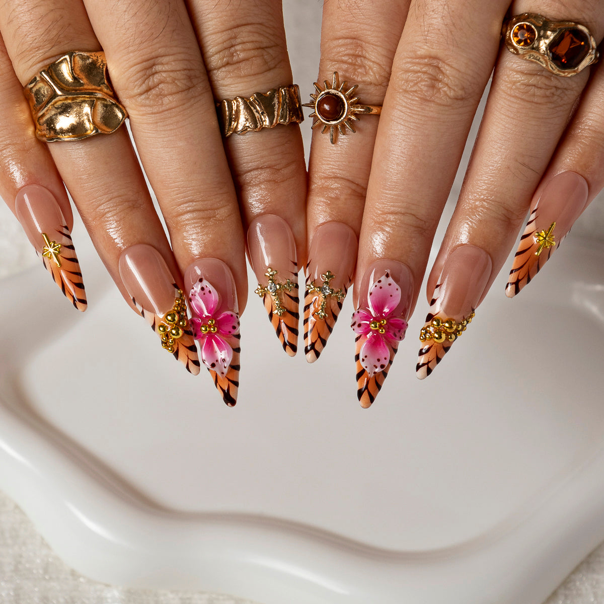 Safari Hibiscus Bloom STME0025 press-on nails hand model scene view 2