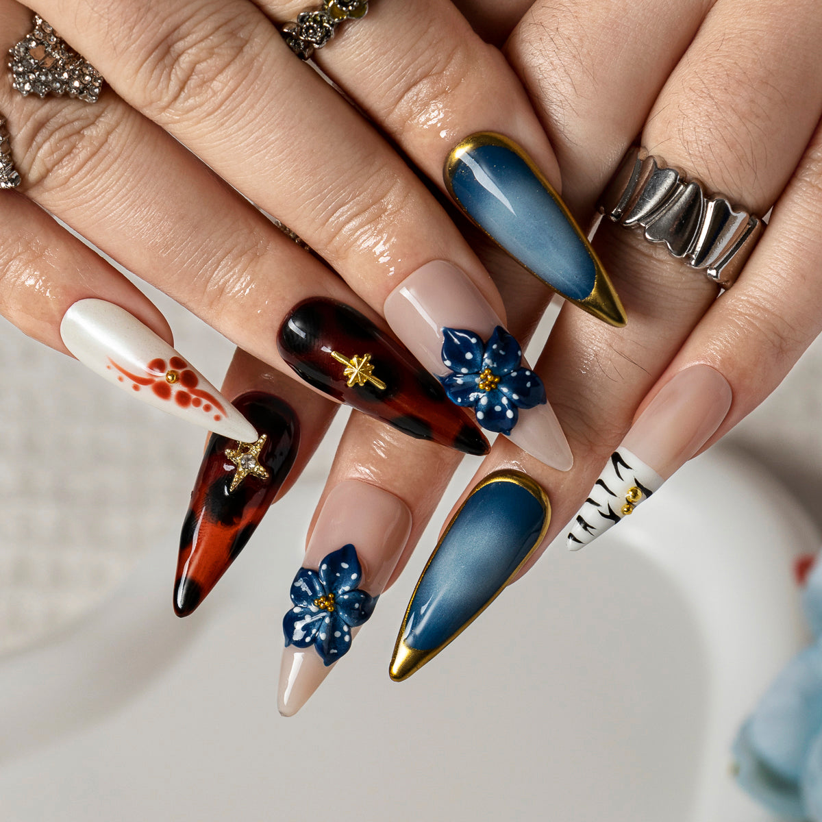 Sapphire Safari Relic STME0028 press-on nails hand model scene view 1
