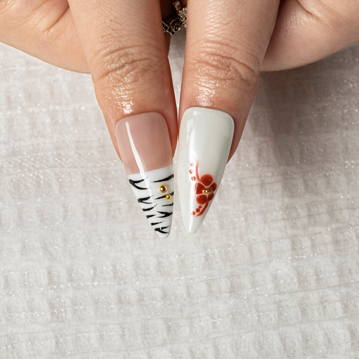 Sapphire Safari Relic STME0028 press-on nails hand model scene view 2