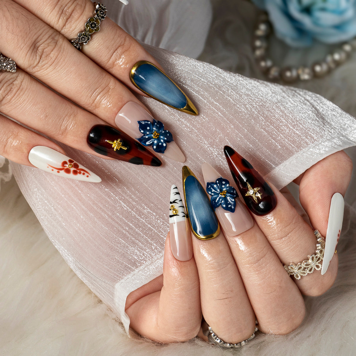 Sapphire Safari Relic STME0028 press-on nails hand model scene view 3