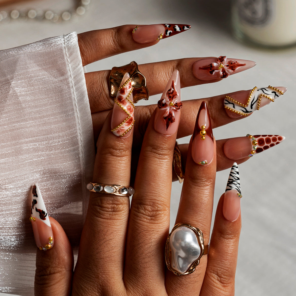 Bronze Butterfly Safari STME0029 press-on nails hand model scene view 1