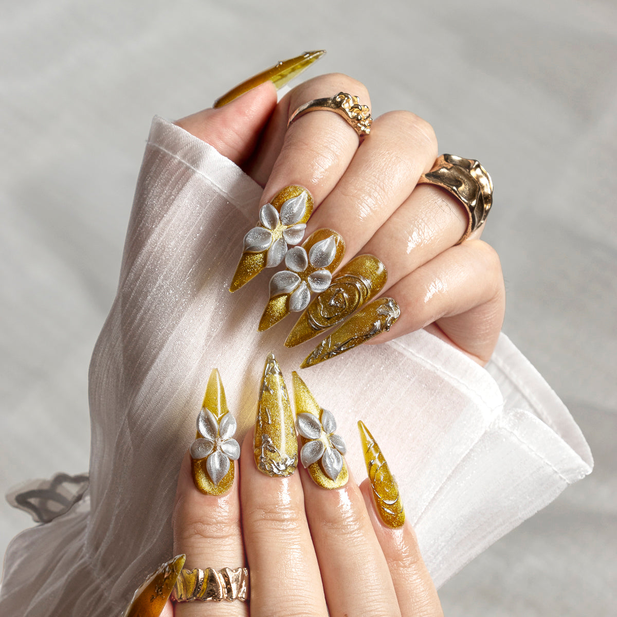 Citrine Garden Halo STME0043 press-on nails hand model scene view 1