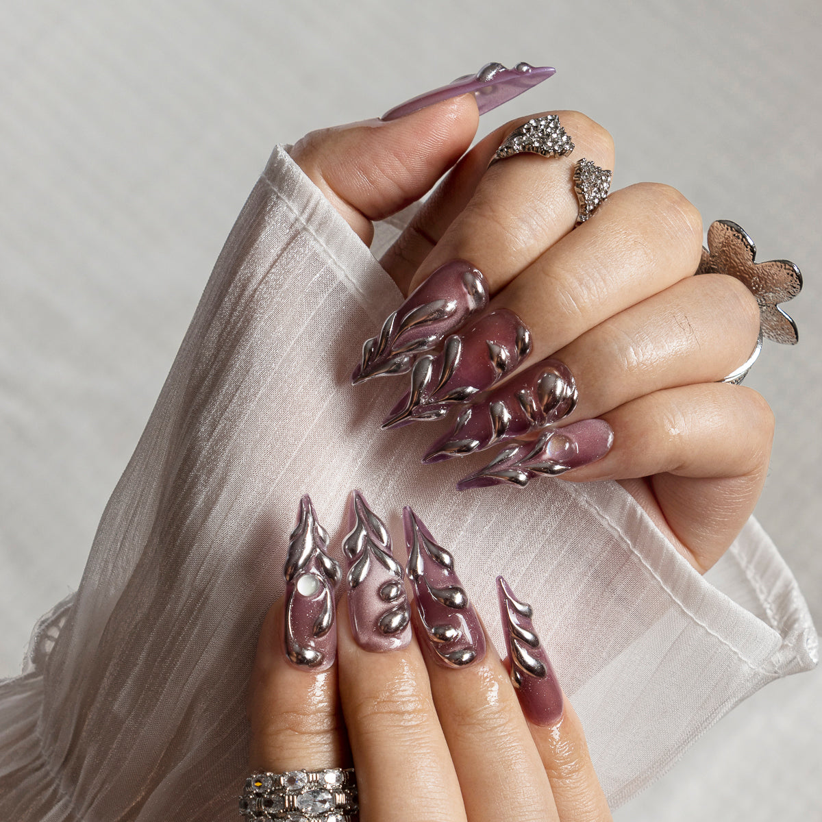 Plum Chrome Coil STME0048 press-on nails hand model scene view 1